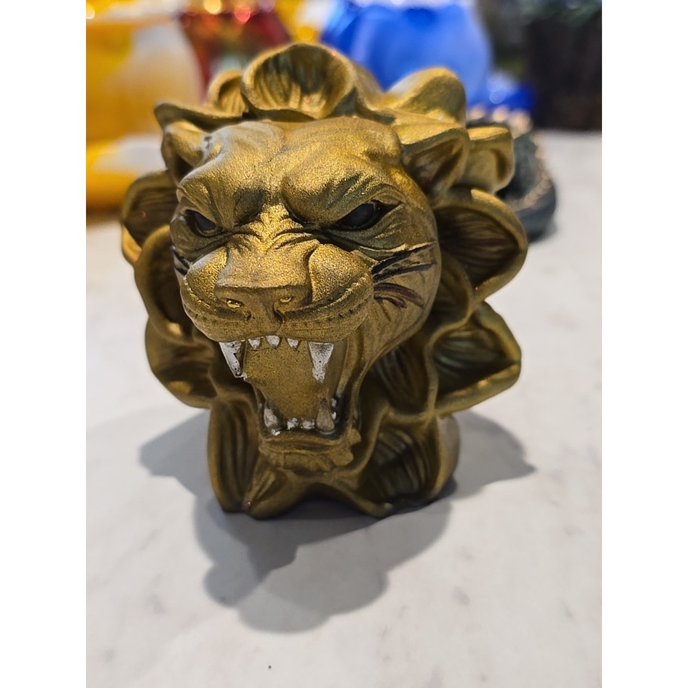 Resin Handmade Lion Gold Decoration Gift. 617